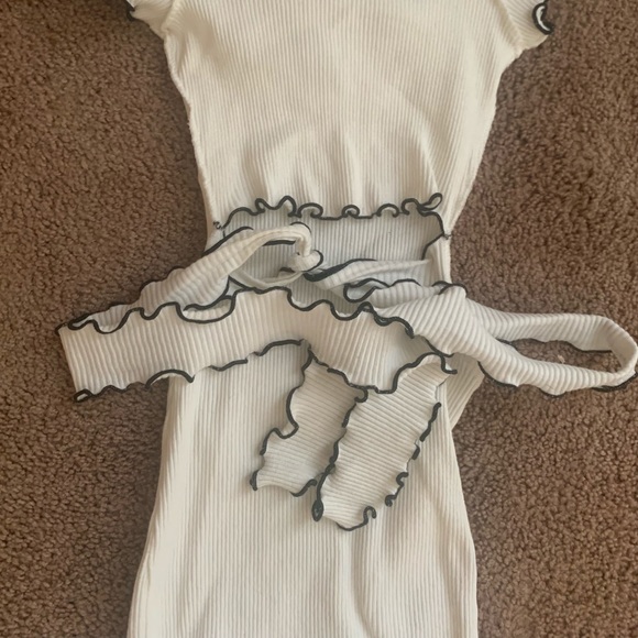 Elastic white dress with cut out - Picture 3 of 3